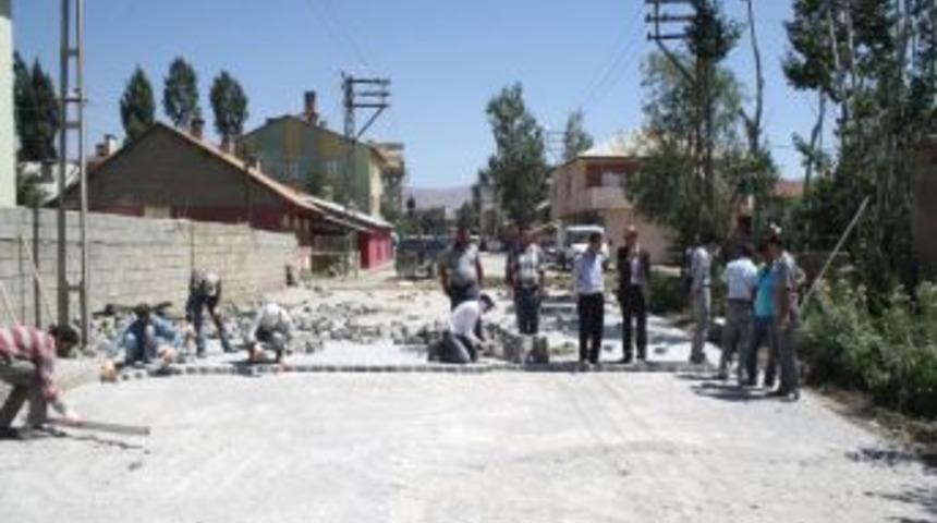 Y&uuml;ksekova&rsquo;da Kilitli Parke Taşı D&ouml;şeme &Ccedil;alışmaları S&uuml;r&uuml;yor