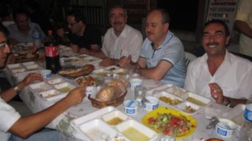 Kereviz Sokağı Esnafı İftar Yemeği Verdi