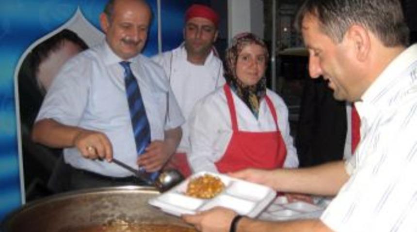 Başkan Bakırcı Vatandaşlara Iftar Yemeği Dağıttı