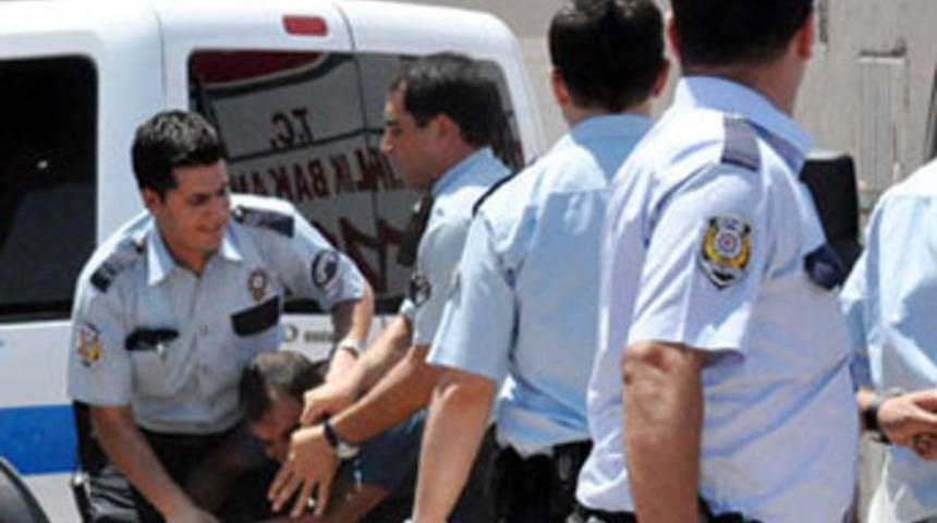 Oğlunu bı&ccedil;akla rehin aldı