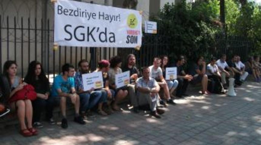 SGK Il Binası &Ouml;n&uuml;nde 'mobbing' Protestosu