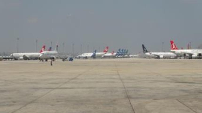 Apronda Sıcaktan Bunalan Personel, Sığınacak G&ouml;lge Arıyor