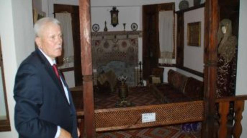 Hırsızlar M&uuml;zecinden Tarihi Eserleri &Ccedil;aldılar