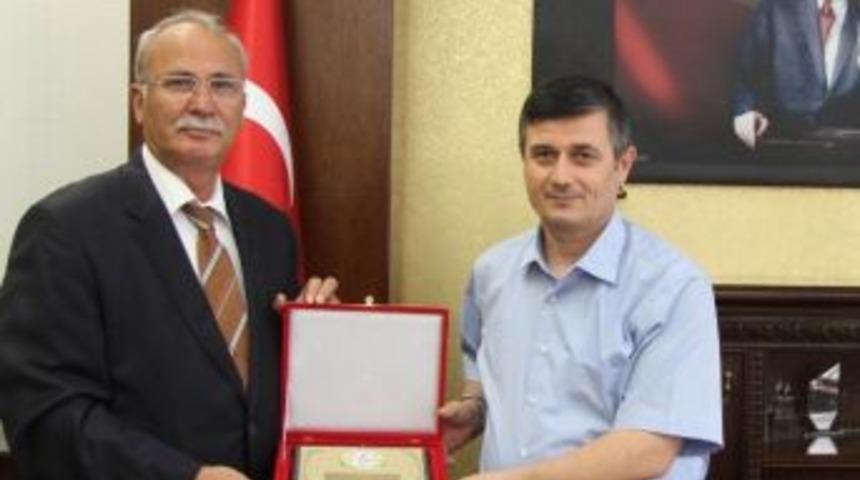 Başkan Akova'dan Vali Arslan&rsquo;a Plaket