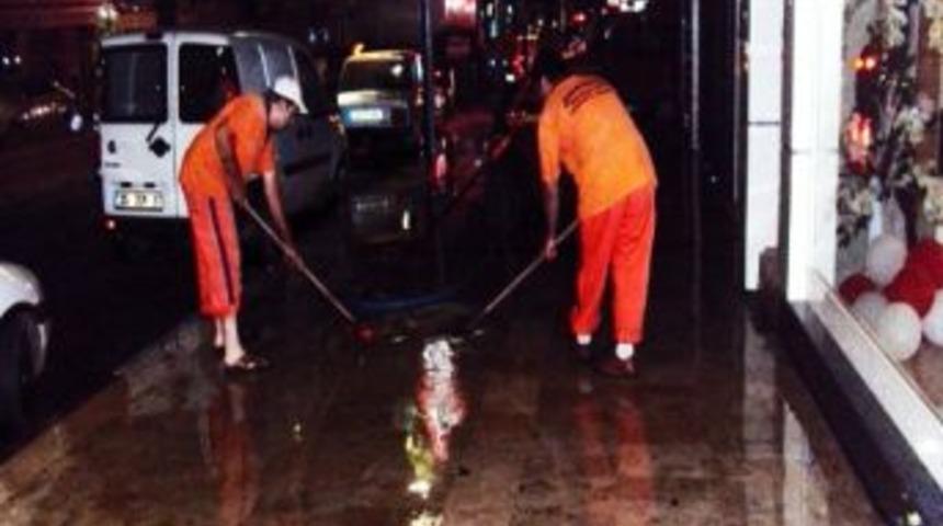 &Ouml;demiş&rsquo;te Caddeler Mis Gibi Kokuyor