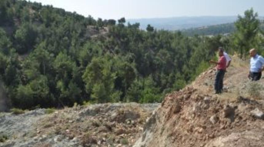 Demirci Tekeler K&ouml;y&uuml;'ndeki Heyelan Tehlikesii Korkutuyor