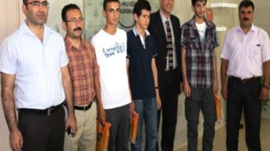 Milli Eğitim M&uuml;d&uuml;r&uuml; Ateş Lys&rsquo;de Dereceye Giren &Ouml;ğrencileri &Ouml;d&uuml;llendirdi