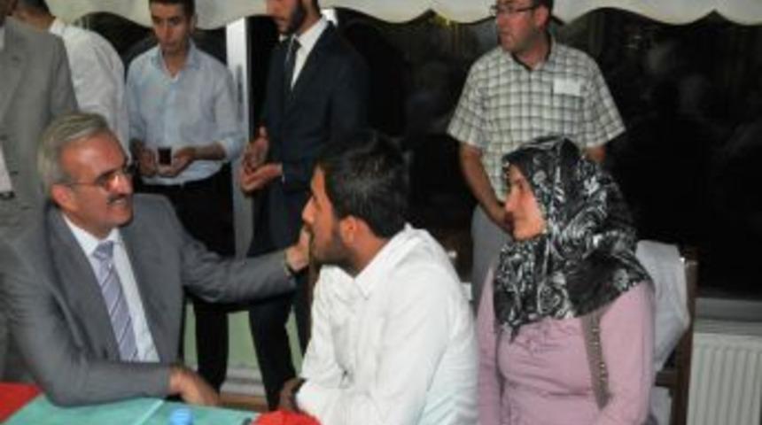 Vali, Umreden D&ouml;nen &Ouml;ğrencilerle Iftar Yaptı