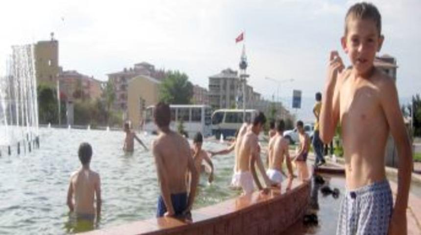 Erzurum'da &Ccedil;ocuklar S&uuml;s Havuzlarında Serinliyor