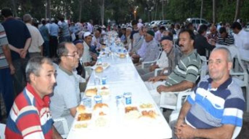 Vali Daş&ouml;z Atat&uuml;rk Ve 50.yıl Mahalle İftar Yemeğine Katıldı