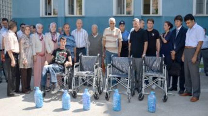 Emniyet, Topladığı Kapaklarla 5 Sandalye Hediye Etti