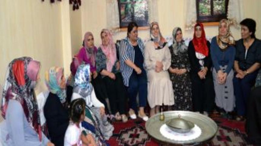 Vali Saran'ın Eşi: Muhta&ccedil;larla Ilgilenmek Inancımızın Ve Sosyal Devletin Gereği