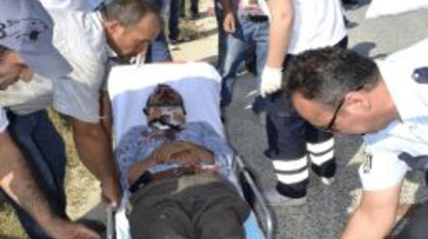 Minib&uuml;s Direğe &Ccedil;arptı: 8 Yaralı