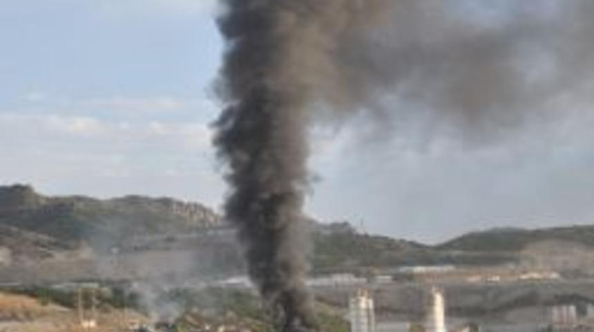 Tunceli'de Baraj Karşıtları Şantiye Basıp Bir Ara&ccedil; 4 Konteyner Yaktı