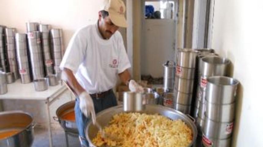 Sarıveliler Belediyesi Yardıma Muhta&ccedil; Olanlara İftar Ve Sahur Yemeği G&ouml;t&uuml;r&uuml;yor