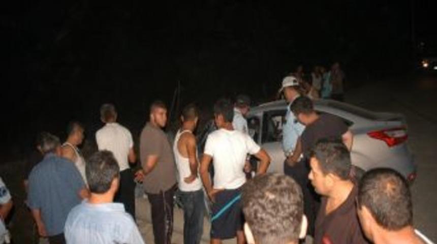 Otomobil Elektrik Direğine &Ccedil;arptı: 2 Yaralı