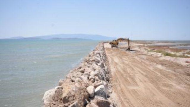 İzmir Körfezi'ndeki Homa Dalyanı 10 Bin Kamyon Taşla Güçlendirildi
