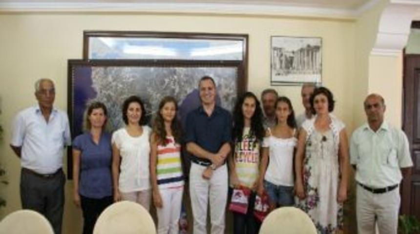 Kaymakam Esin'den Başarılı &Ouml;ğrencilere Hediye