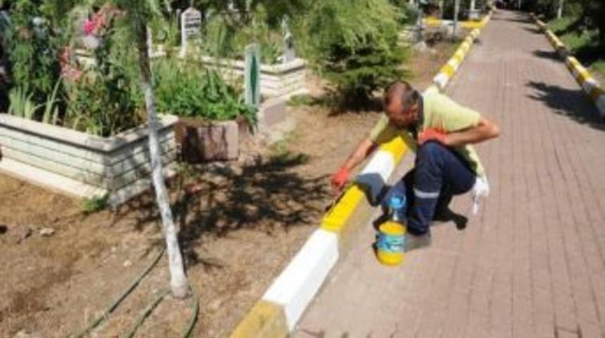 Başiskele'de Mezarlıklar Temizleniyor