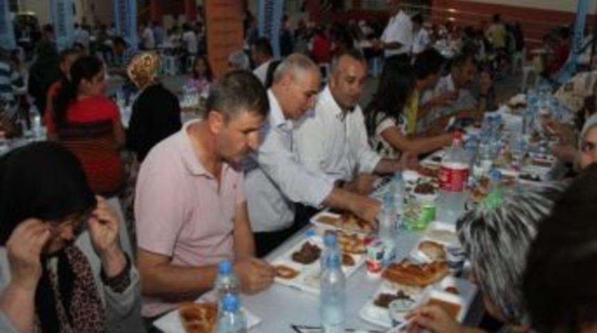 Başkan Akbaş, Vatandaşa Yemek Servisi Yaptı