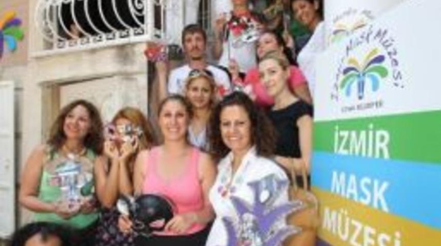 İzmir Mask M&uuml;zesi'nde At&ouml;lyelere Katılanlar, Atık Malzemeden Mask Yapıyor