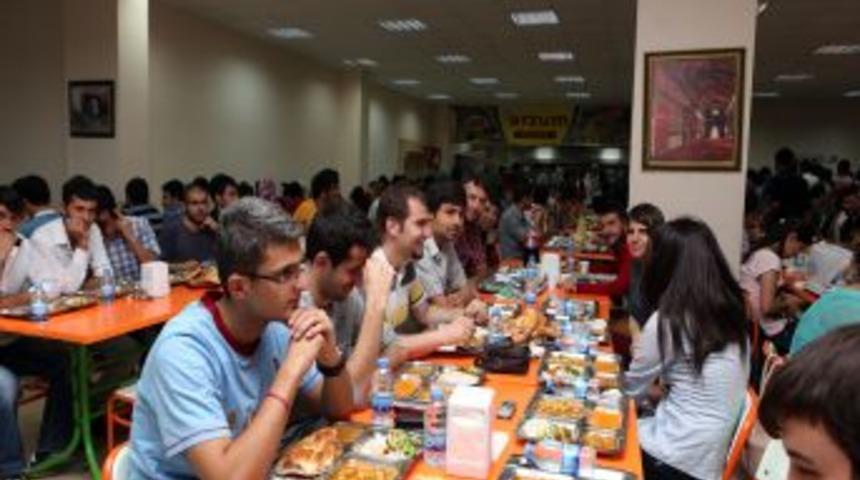Atat&uuml;rk &Uuml;niversitesi'nden Yaz Okulu &Ouml;ğrencilerine Iftar Yemeği