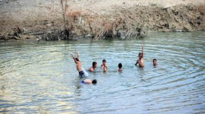 Sele Neden Olan Mert Irmağı'nda Şimdi &Ccedil;ocuklar Y&uuml;z&uuml;yor