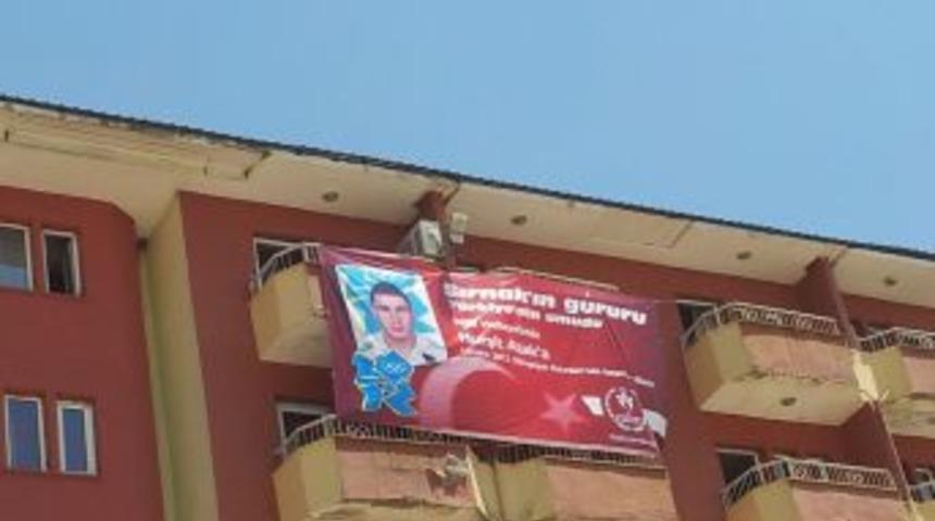 Şırnaklı Milli Sporcuya Pankartlı Destek