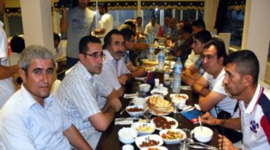 Chp, İftarda Basın Mensuplarıyla Bir Araya Geldi