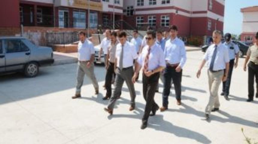 Vali D&uuml;zg&uuml;n, &Uuml;nye&rsquo;de Okul İnceledi