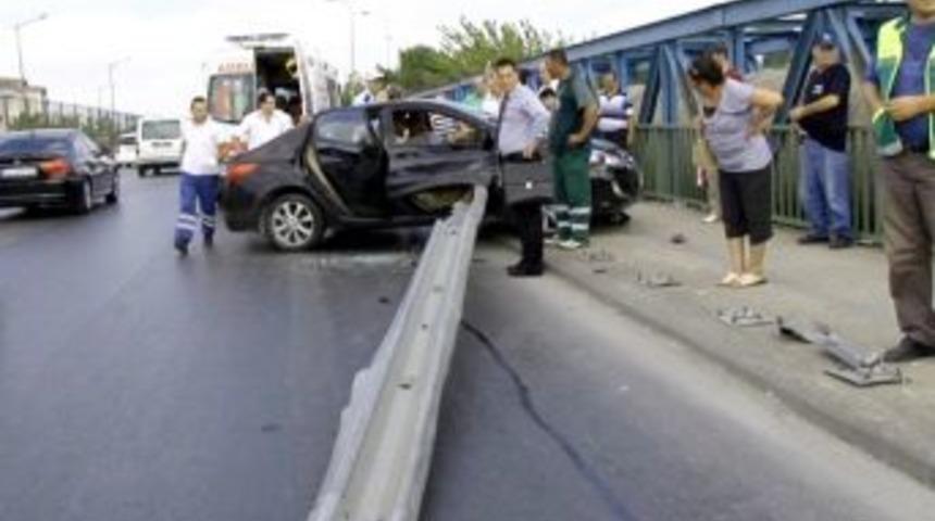 Otomobile Saplanan Bariyer, S&uuml;r&uuml;c&uuml;n&uuml;n Bacaklarının Arasından Ge&ccedil;ti