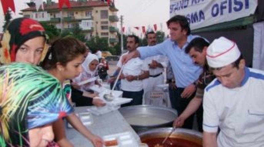 Başkan G&ouml;kce, İftar &Ccedil;adırında Yemek Dağıttı