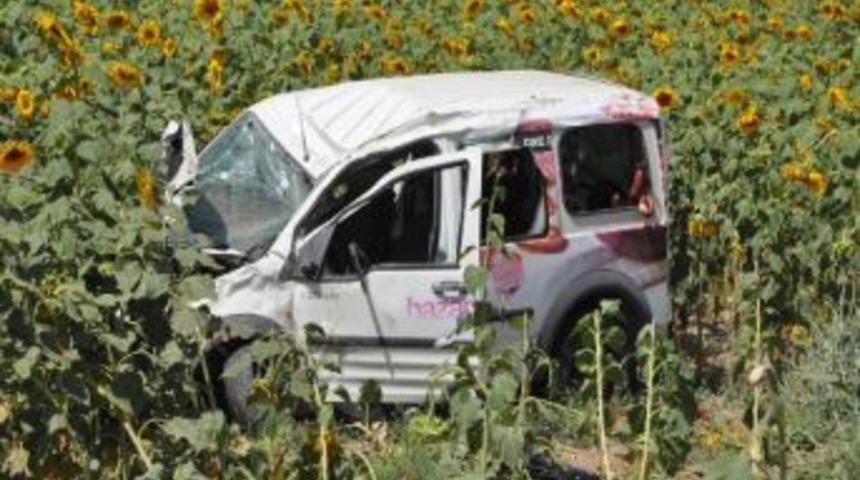 Kamyonet Ay&ccedil;i&ccedil;eği Tarlasına U&ccedil;tu: 1 &Ouml;l&uuml;