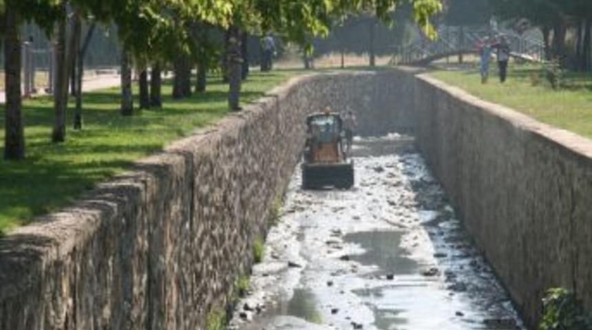 Boz&uuml;y&uuml;k&rsquo;te Su Kanalları Temizleniyor