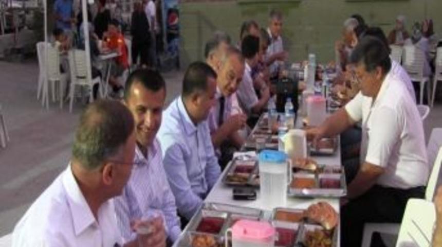 Başkan Erg&uuml;n Hayırseverlerin İftar Yemeğine Katıldı