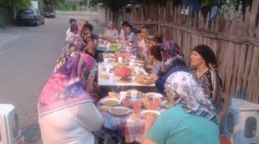 Sıcaklardan Bunalan Mahalle Halkı İftarı Sokakta A&ccedil;ıyor