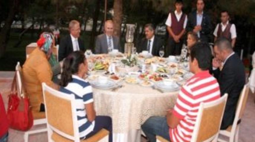 Emniyet M&uuml;d&uuml;r&uuml; Oğuz'dan Şehit Ailelerine İftar Yemeği