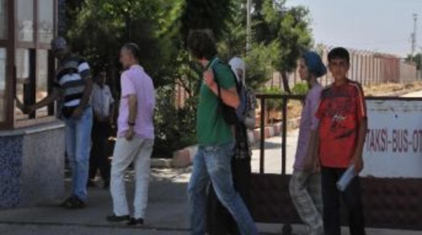 Suriyeliler Öncüpınar Sınır Kapısı’ndan Ülkelerine Pasaportları İle Giriş Çıkış Yaparken, Türk Vatandaşlarının Giriş Ve Çıkışına İzin Verilmiyor