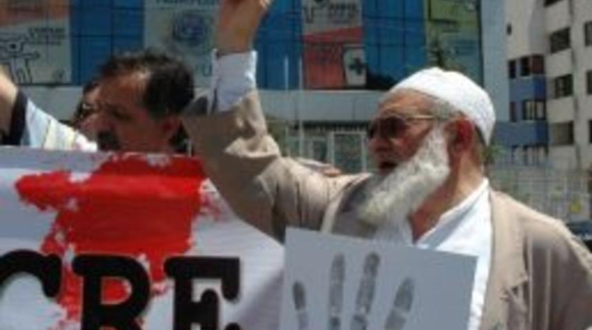 Bm &Ouml;n&uuml;nde Arakan Katliamı Protesto Edildi