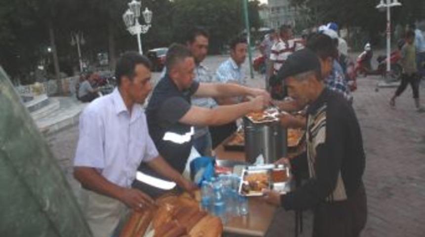 &Ccedil;ay&rsquo;da Herg&uuml;n 600 Kişiye İftar Yemeği