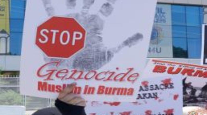 BM Binası &Ouml;n&uuml;nde Arakan&rsquo;daki Katliamı Protesto Ettiler