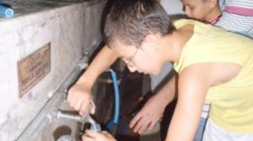 Teravihten Sonra Caminin &Ccedil;eşmelerinden Limonata Akıyor