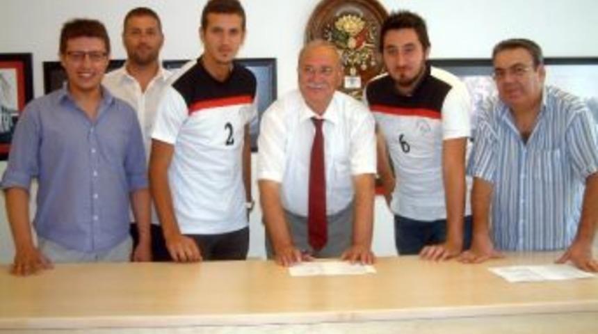 Burhaniye&rsquo;de Berkant Ve Caner İmzayı Attı