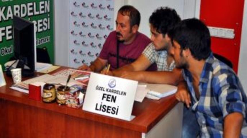 &Ouml;zel Kardelen Koleji Tercih B&uuml;rosuna &Ouml;ğrenciler Yoğun İlgig&ouml;steriyor