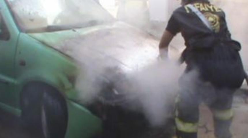 Park Halindeki Otomobiller Yandı