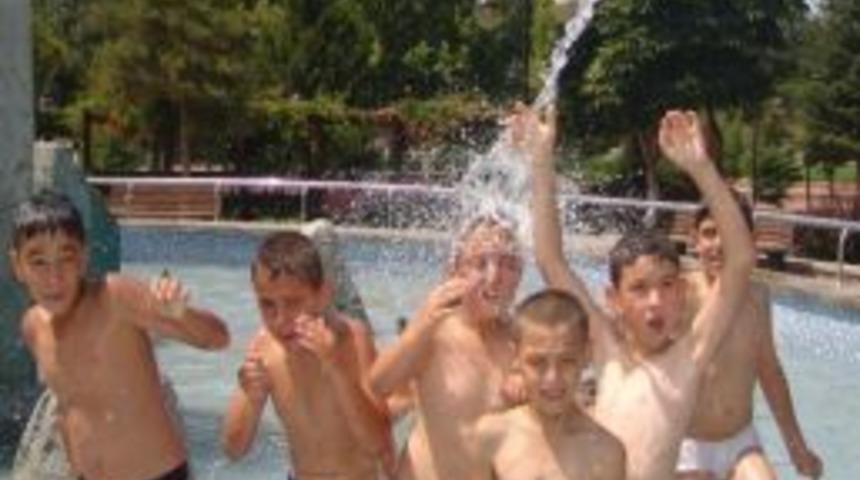 Kocasinan’da Vatandaşlar Parklarda Serinliyor