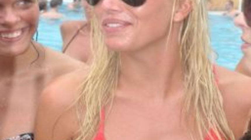 Alanya'da Turistler Havuzda Buzla Serinliyor