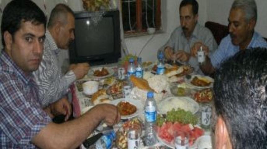 Milletvekili Kayat&uuml;rk, İftar İ&ccedil;in Fakir Sofrasında