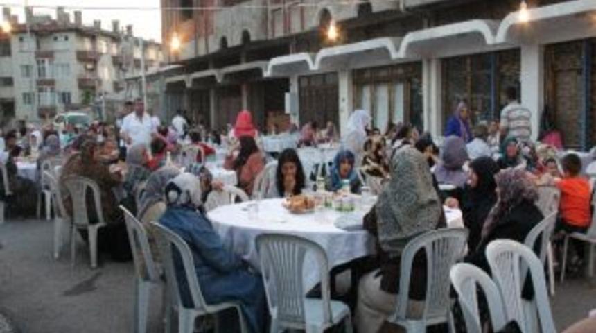 Mahalle Sakinlerinden Kaynaşma İftarı