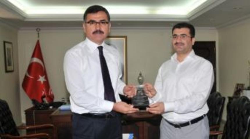 Bisiklet Federasyonu'ndan Batman Valisi Ahmet Turhan'a Plaket